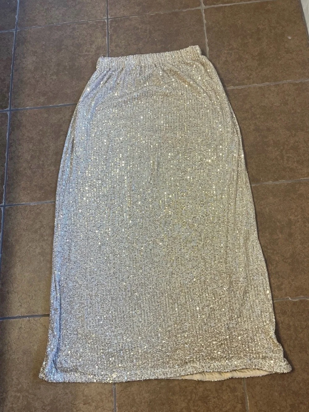 Gorgeous Gold floor length sequined skirr partially lined, slightly stretch! XL